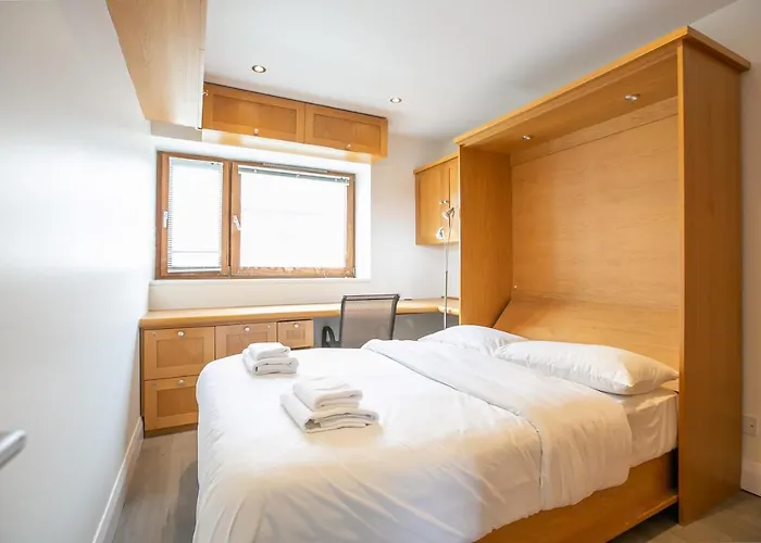 Ifsc Townhouse Apartments *